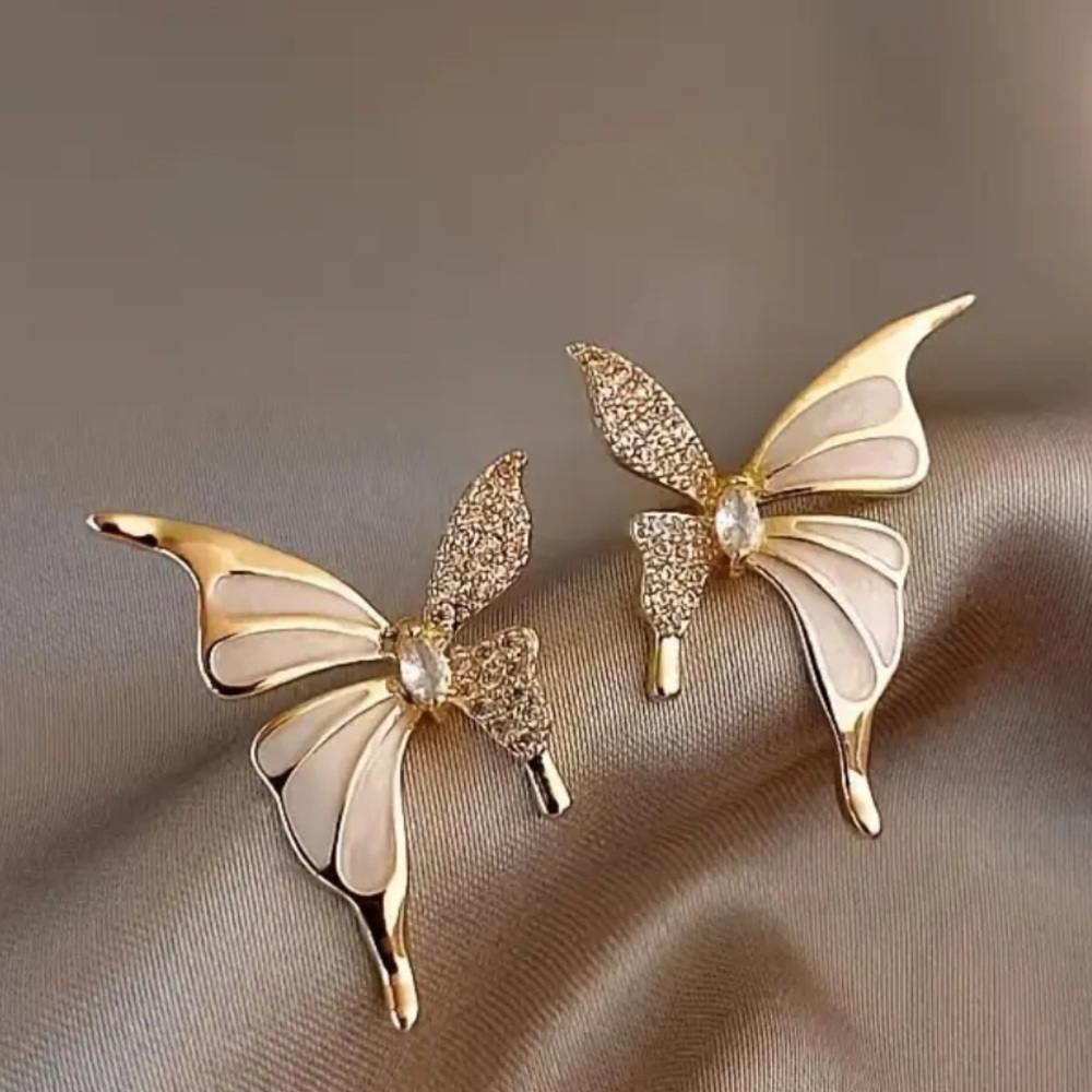 NEW Elegant 18k Gold Butterfly Stud
Earrings Luxury Vintage Style
Sapphire